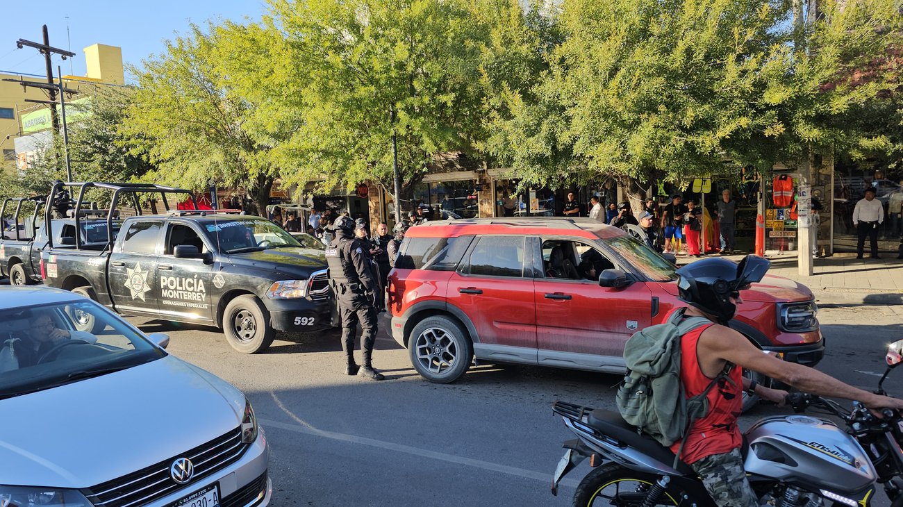 Detienen a conductor y generan fuerte movilización policiaca