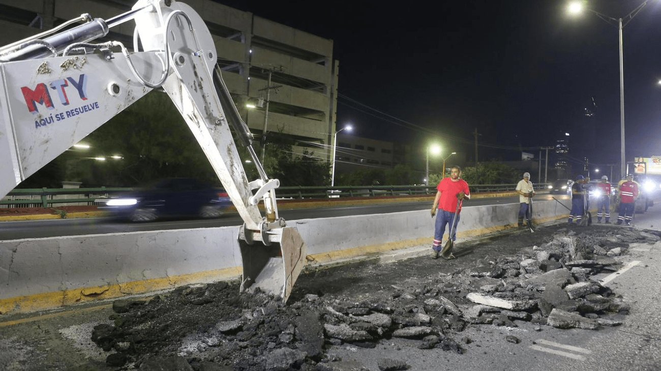 Monterrey repara baches en Gonzalitos y Madero tras lluvias