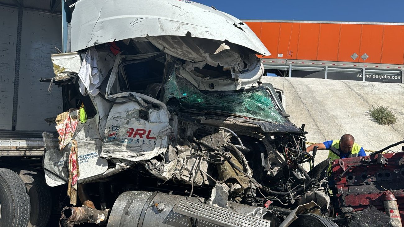 Muere chófer de tráiler tras chocar en Vallecillo