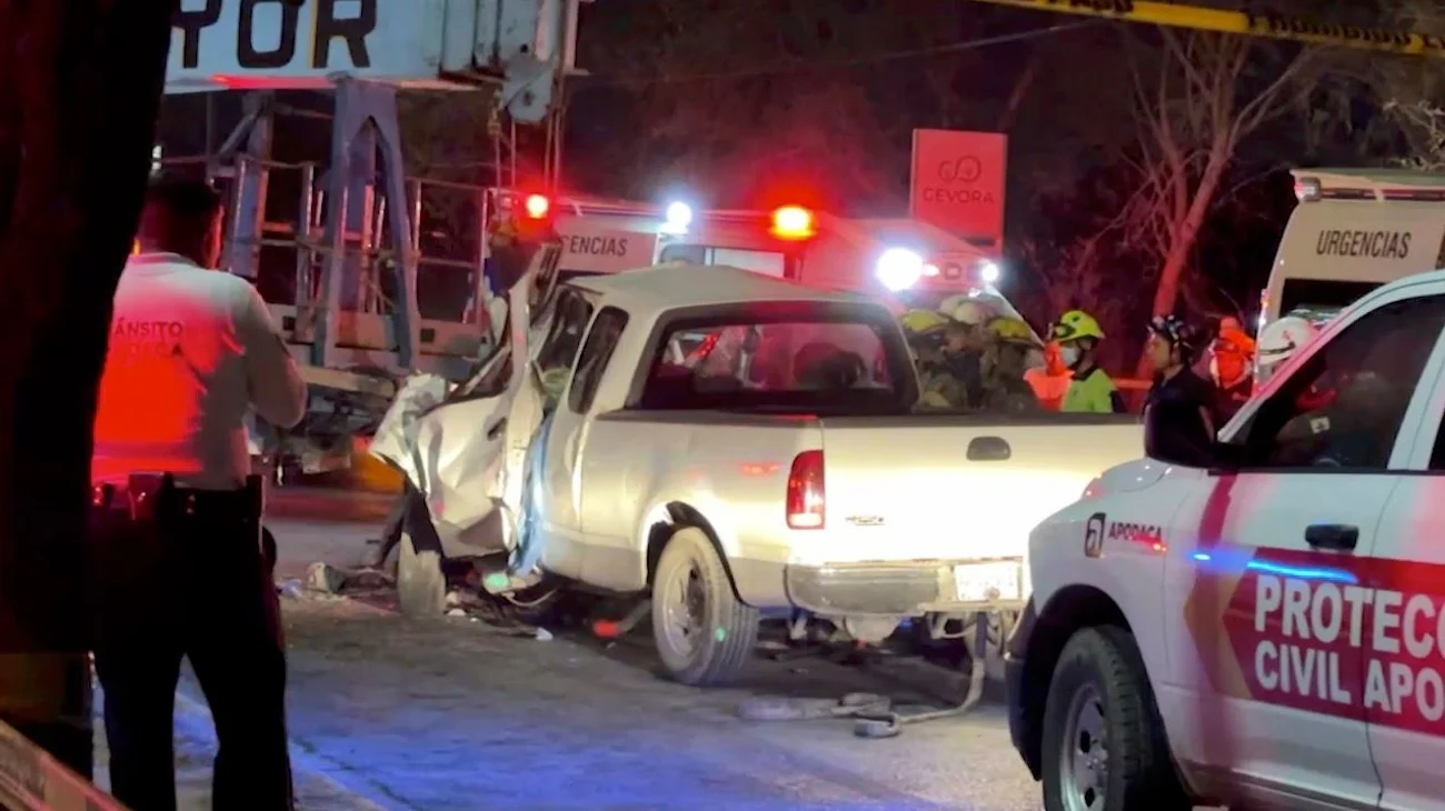 Muere conductor tras chocar su camioneta contra grúa en Apodaca