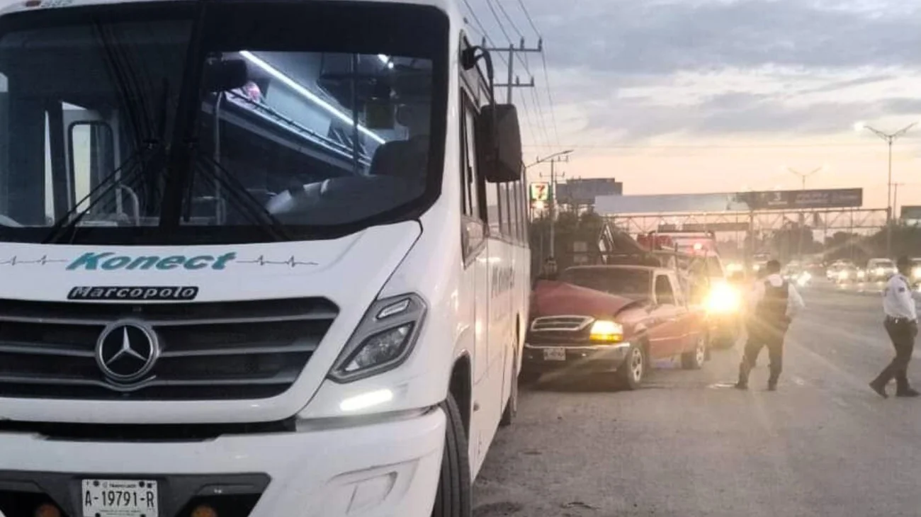 Muere hombre mientras manejaba y choca contra camión