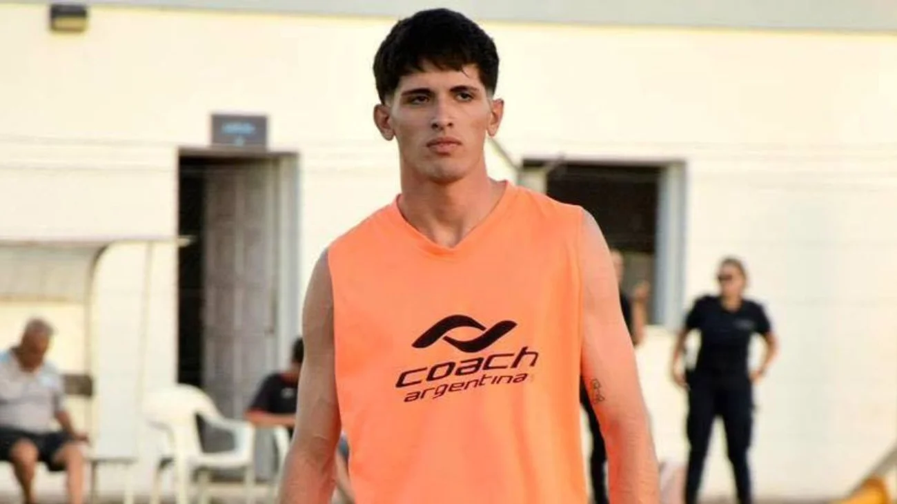 Joven futbolista se desploma en pleno partido y muere