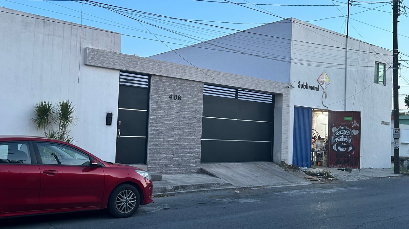 Muere hombre tras caer por escaleras de alberca en San Nicolás