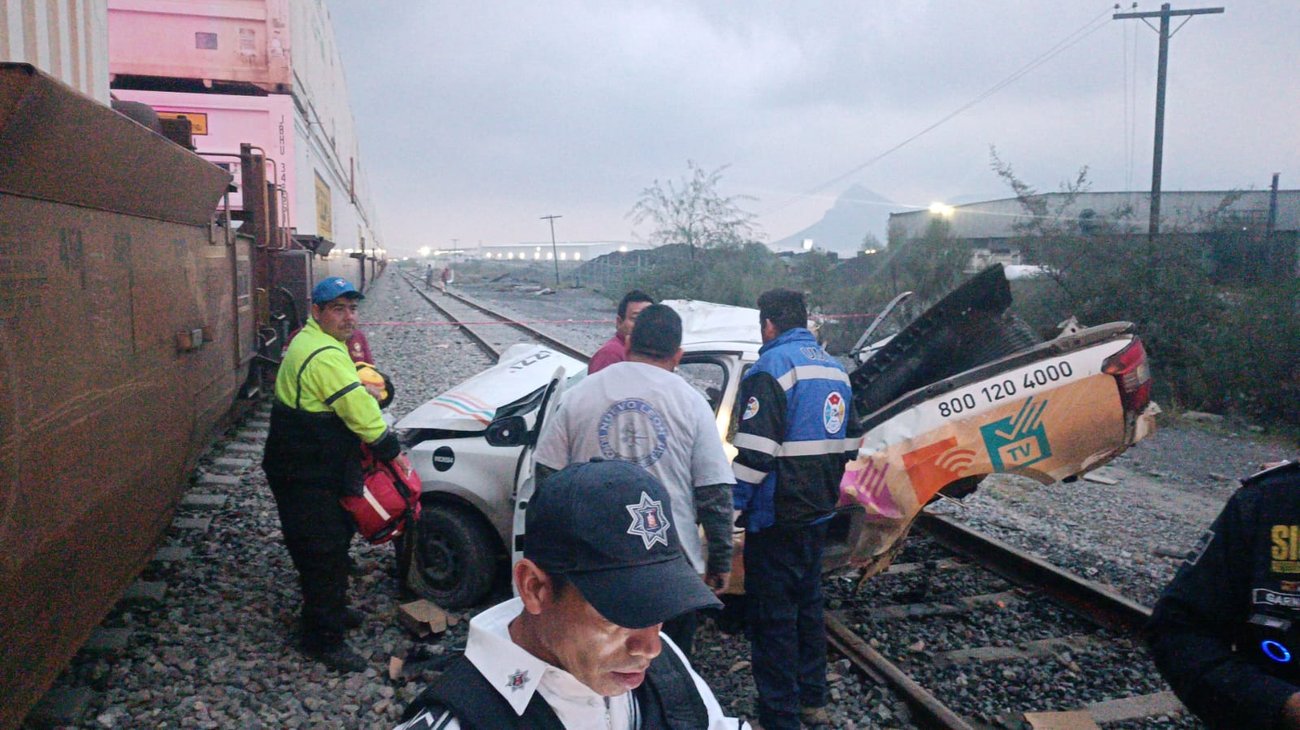 Muere hombre al intentar ganarle al tren en Escobedo