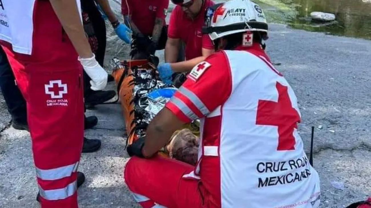 Hombre es lanzado a arroyo tras asalto y muere en Monterrey