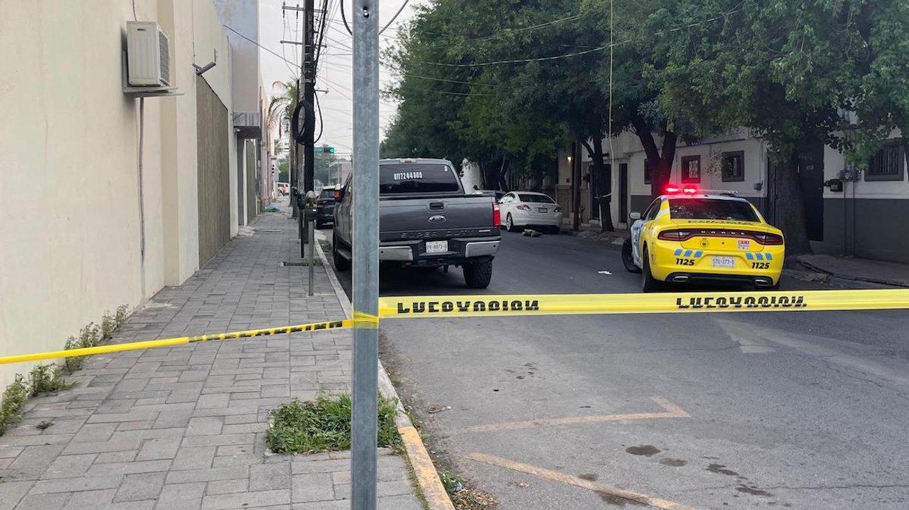 Hallan a hombre sin vida en el Centro de Monterrey