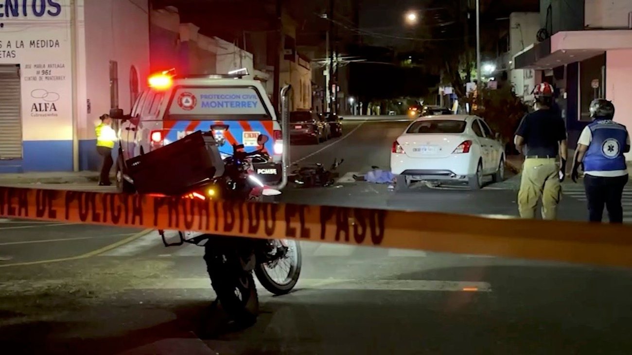 Se pasa el alto y provoca la muerte de motociclista 