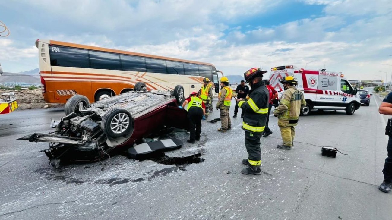 Muere conductor tras volcar auto con placas de NL en Ramos Arizpe