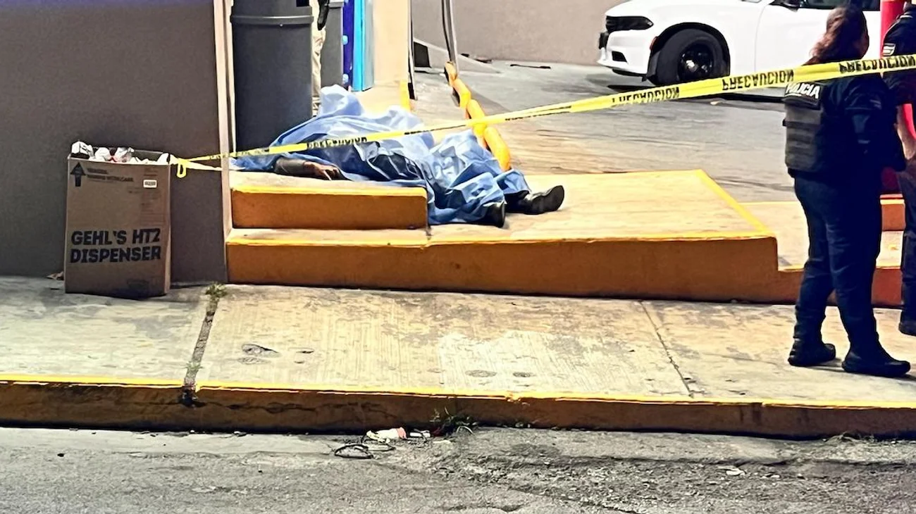 Muere hombre presuntamente en situación de calle afuera de tienda