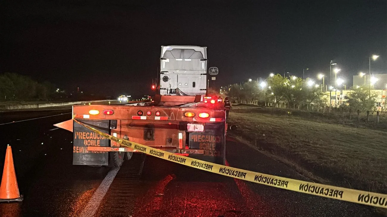 Muere motociclista arrollado por tráiler en el Periférico