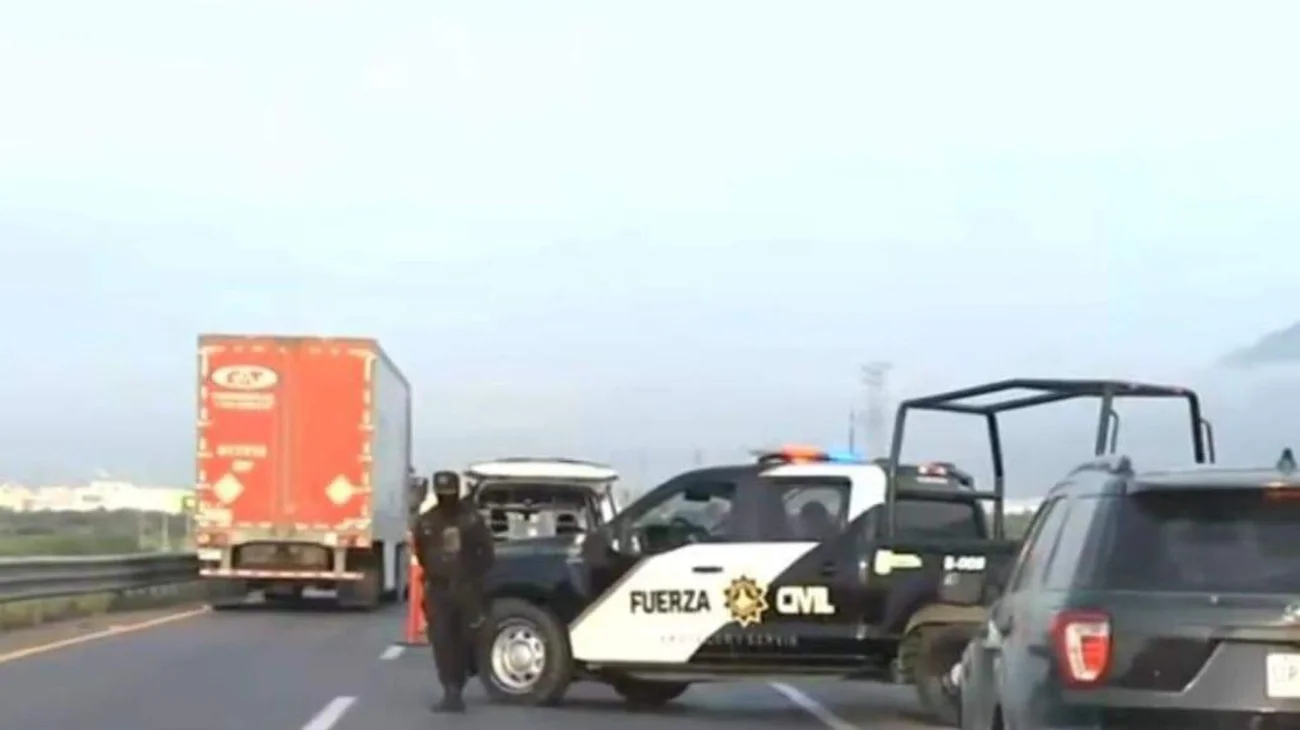 Motociclista derrapa y muere atropellado en Escobedo