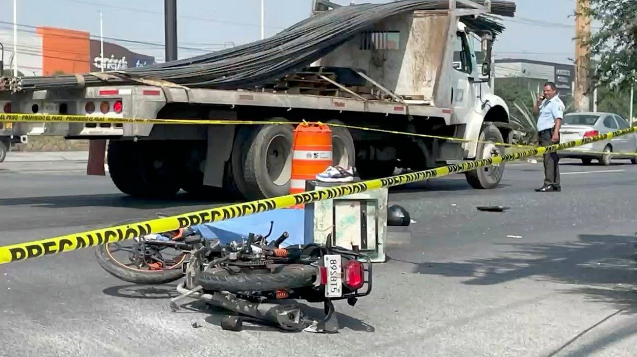 Muere repartidor al impactar su moto contra camión urbano