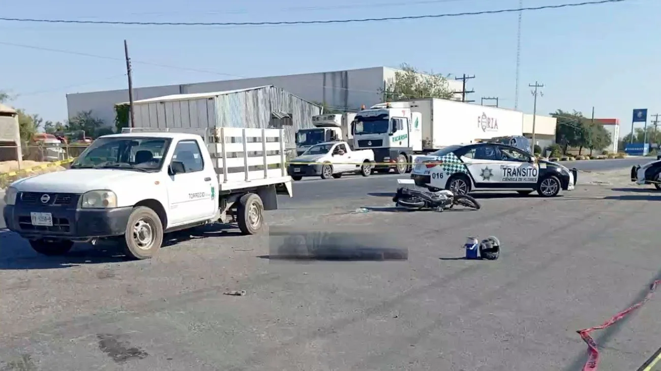 Muere motociclista al impactarse con camioneta 
