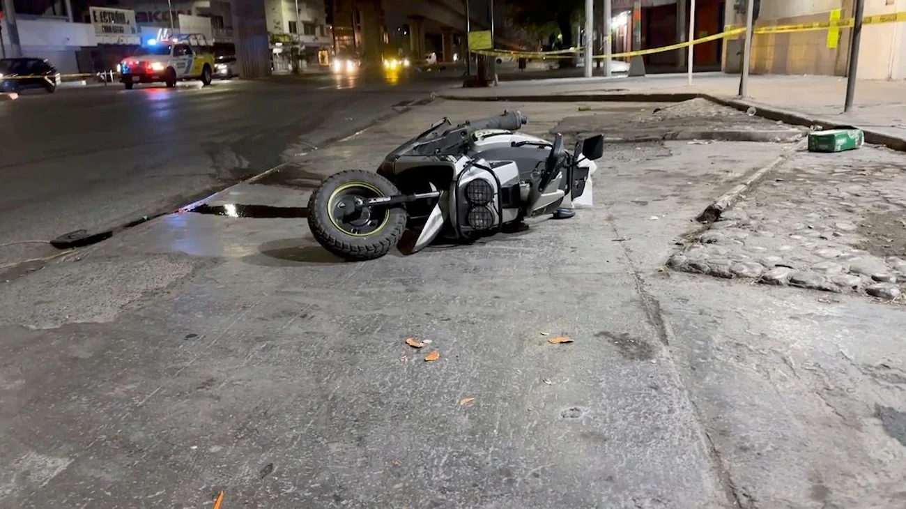 Muere motociclista tras ser impactado por un auto en av. Colón