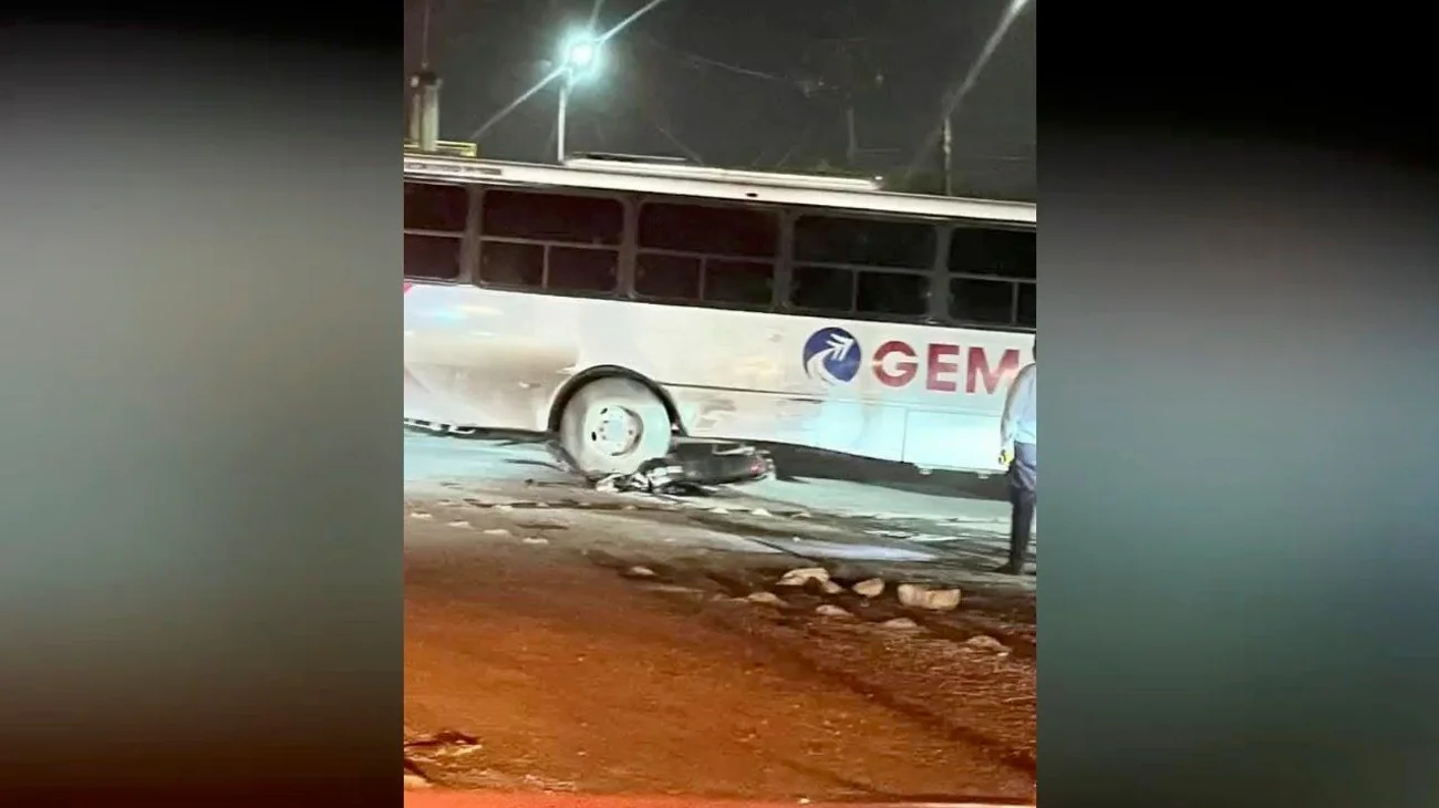 Muere motociclista tras chocar contra transporte de personal