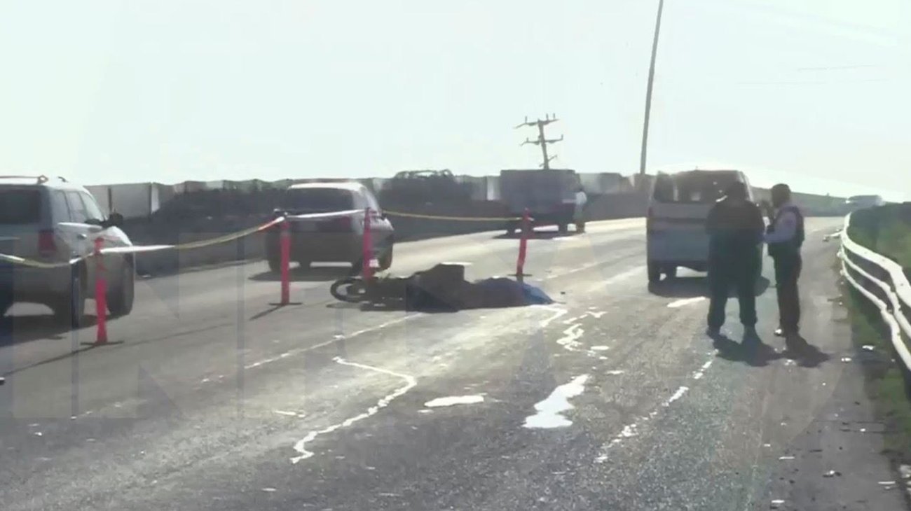 Muere motociclista al derrapar y estrellarse contra muro
