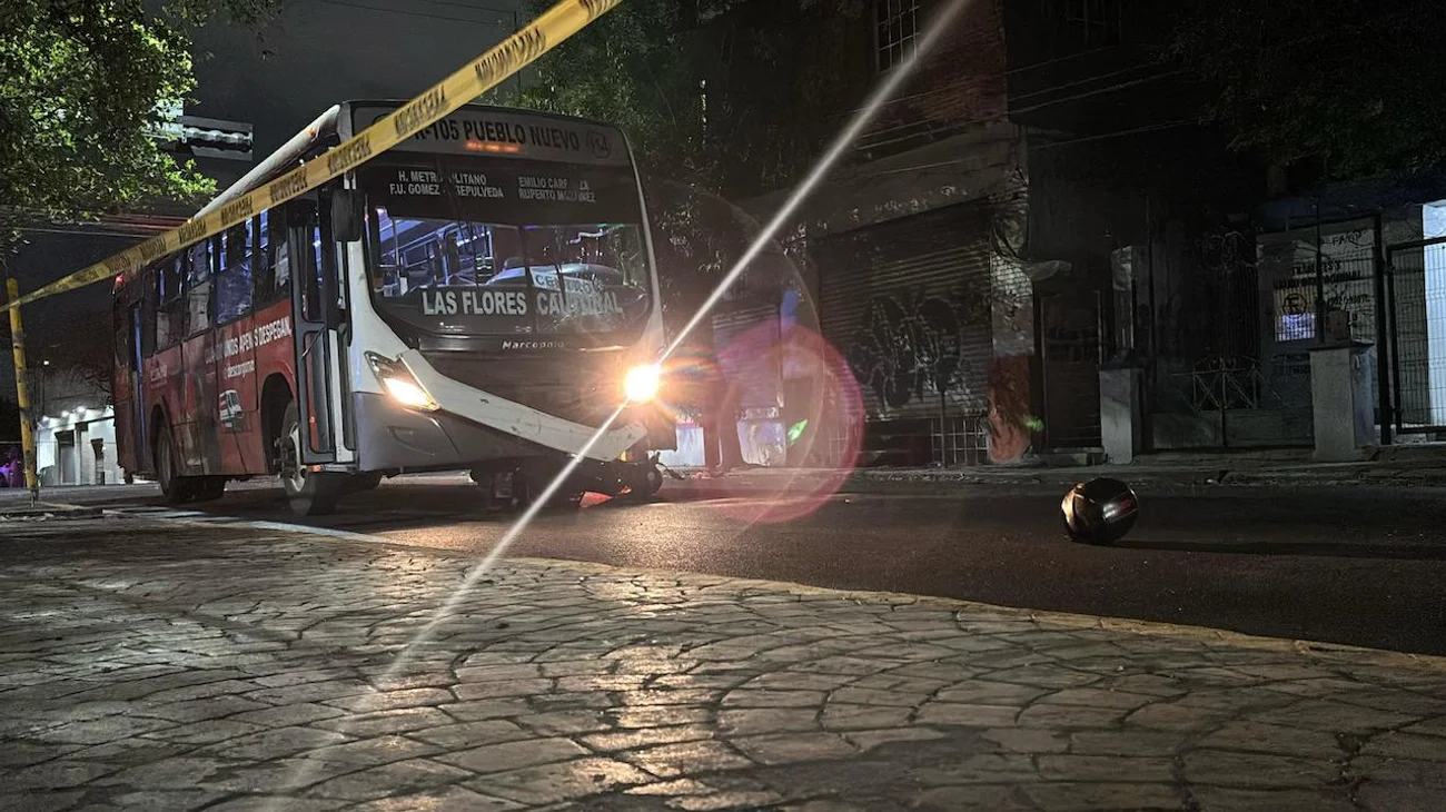 Muere motociclista tras ser embestido por camión urbano