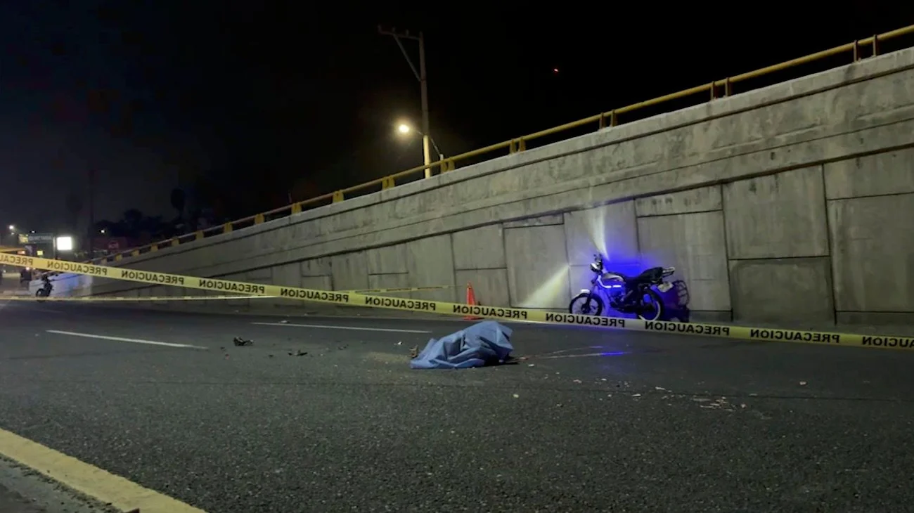 Muere motociclista arrollado por tráiler durante rodada