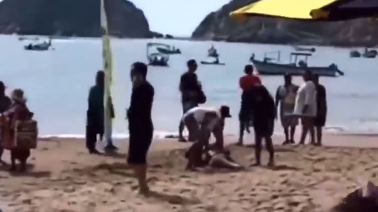 Muere mujer tras ser mordida por tiburón en playa de Jalisco