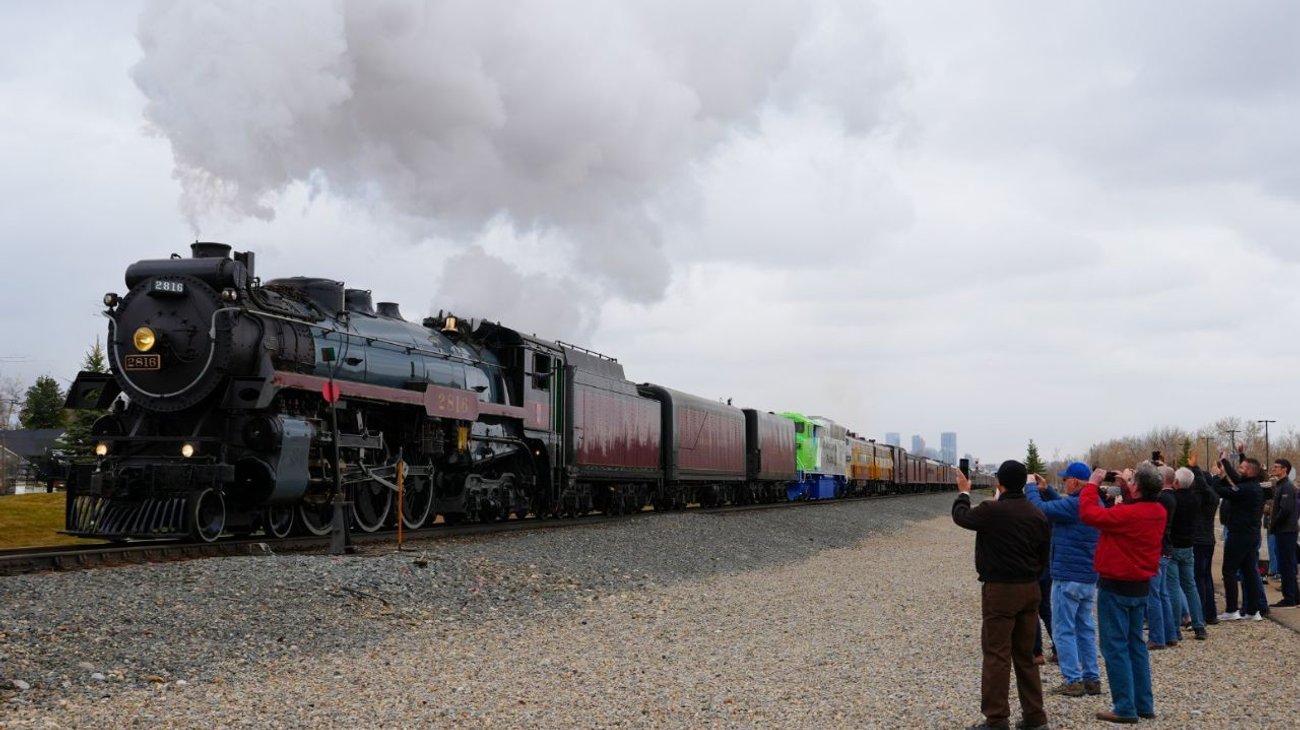Muere mujer tras ser golpeada por la locomotora 2816
