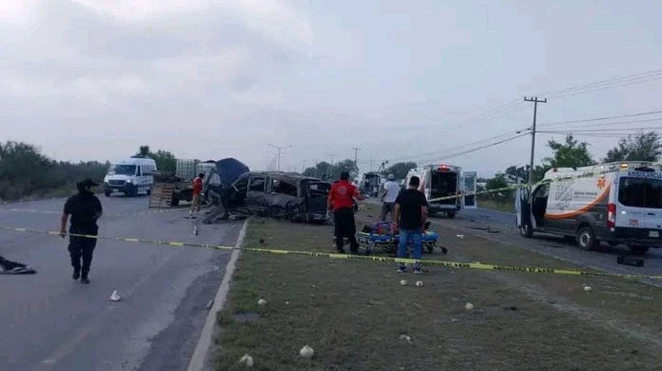 Muere mujer y tres más resultan heridos por volcadura