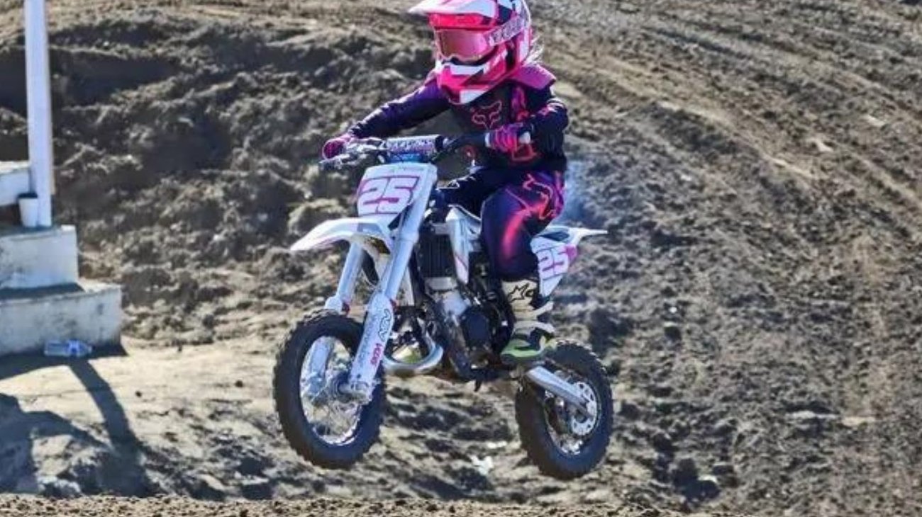 Muere niña piloto de motocross de 9 años en California