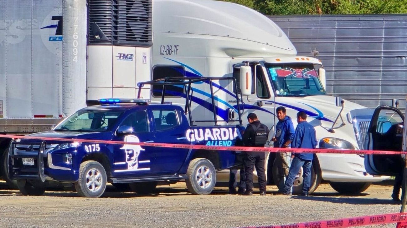 Muere hombre al caerle caja de tráiler encima en Allende