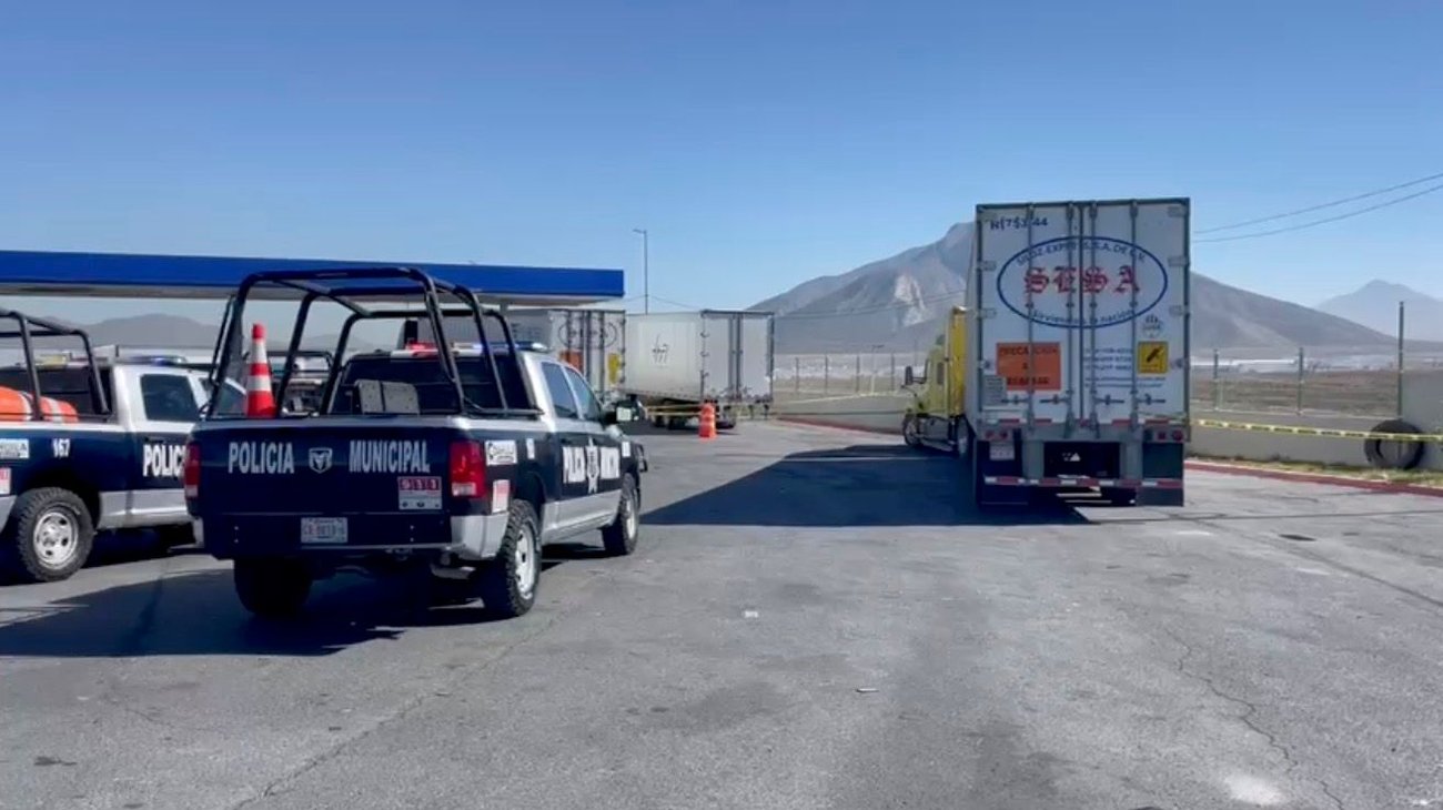 Muere chofer dentro de tráiler en la carretera Monterrey–Saltillo