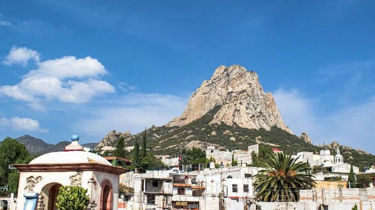 Muere turista al caer 10 metros en Peña de Bernal