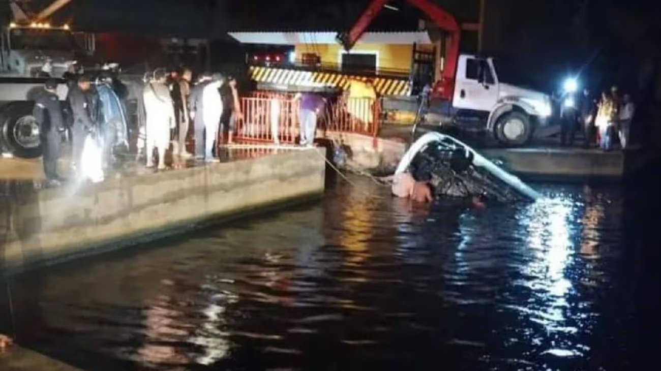 Mueren 7 jóvenes al caer su vehículo en río de Veracruz