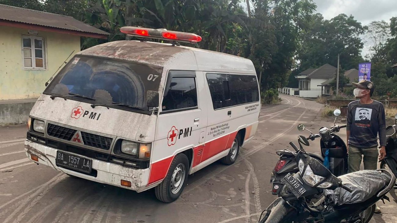 Fallecen 11 alpinistas tras erupción de volcán en Indonesia