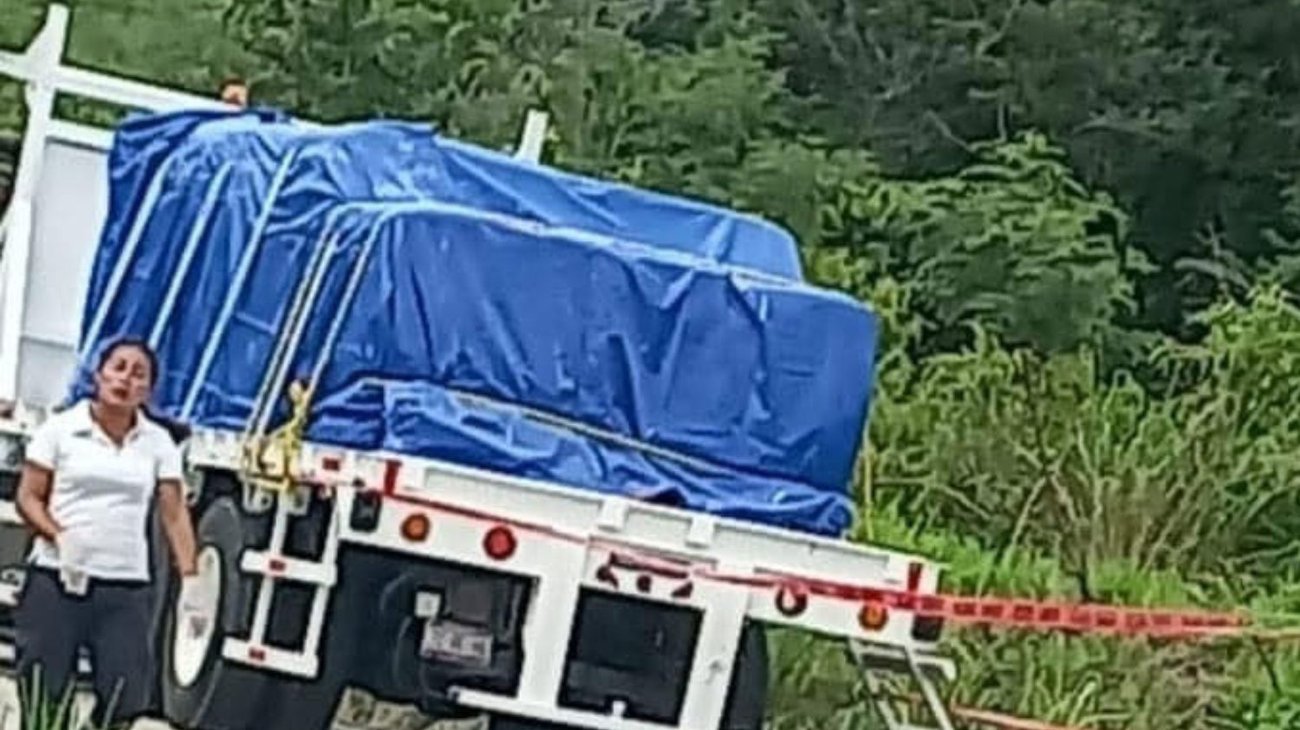 Mueren dos menores tras chocar en motocicleta contra tráiler