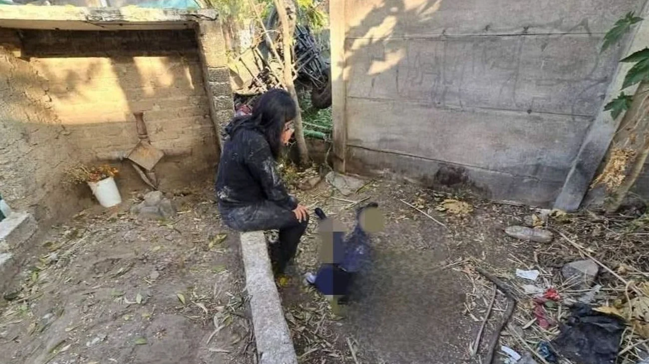 Mueren niñas al caer de moto: mamá iba a exceso de velocidad