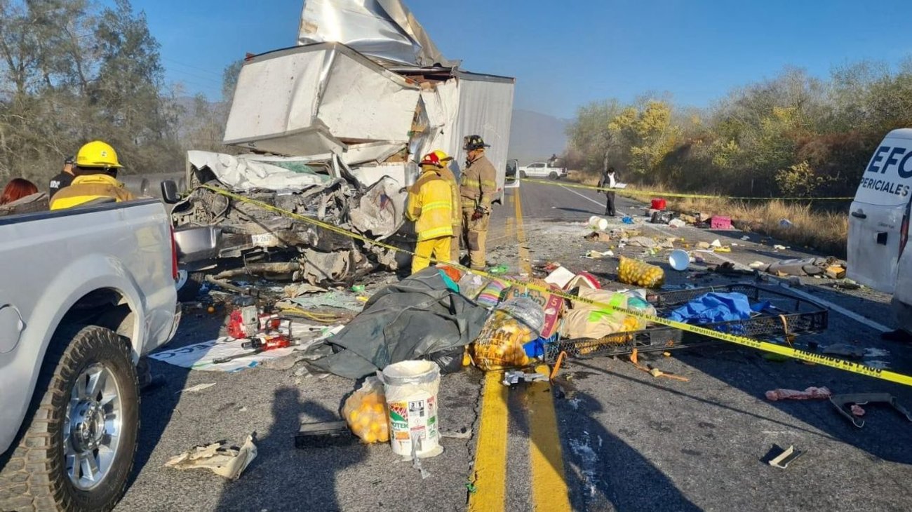 Mueren ocho en carreterazo de camioneta que venía a NL