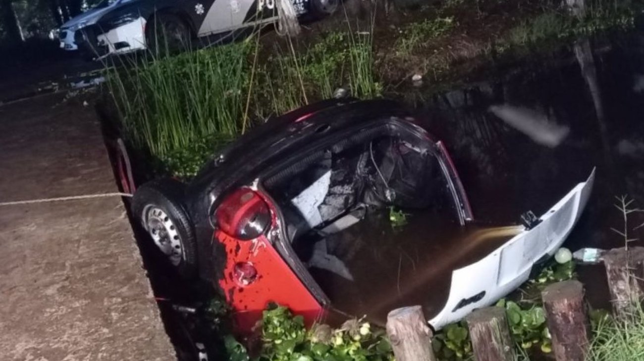 Mueren tres mujeres al caer vehículo en canal de Xochimilco