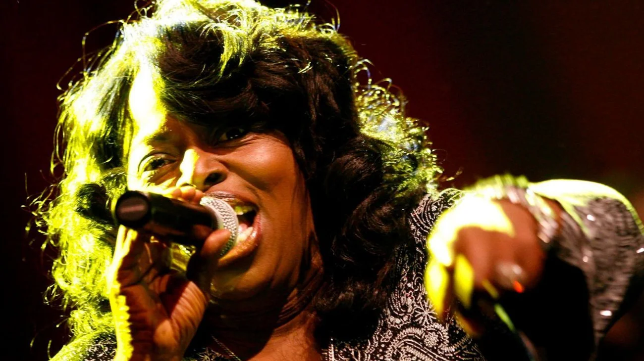 Muere Angie Stone en choque automovilístico, icónica voz del R&B