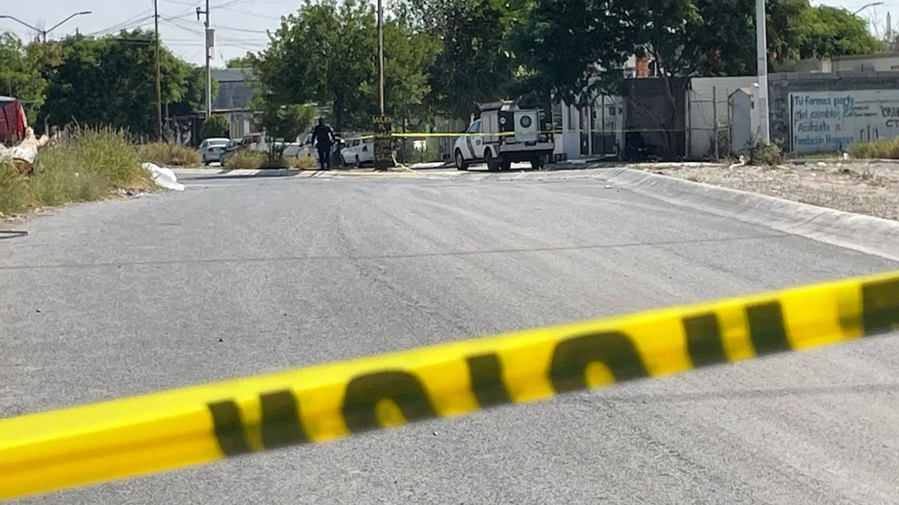 Hallan a un hombre sin vida en terreno baldío en Escobedo