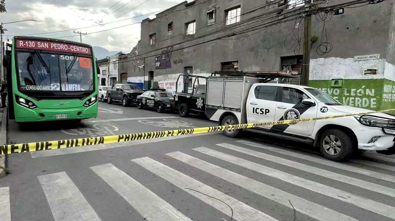 Muere hombre en camión de la ruta 130 en el centro de Monterrey