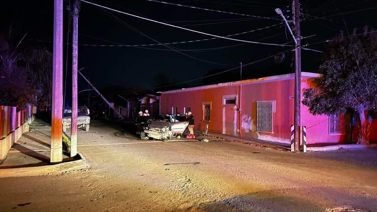 Hombre pierde la vida tras impactar su auto con poste de luz