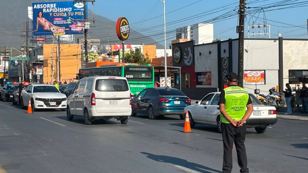 Muere hombre de 65 años dentro de una camioneta en Monterrey