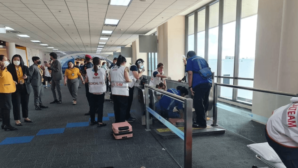 Mujer pierde pierna tras atorarse en banda de aeropuerto