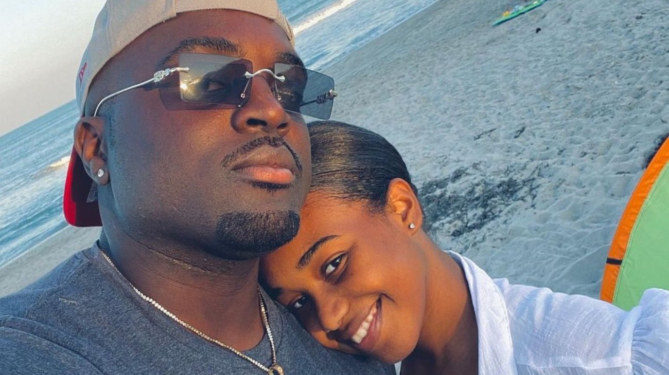 Mujer amamanta a su esposo para fortalecer la relación