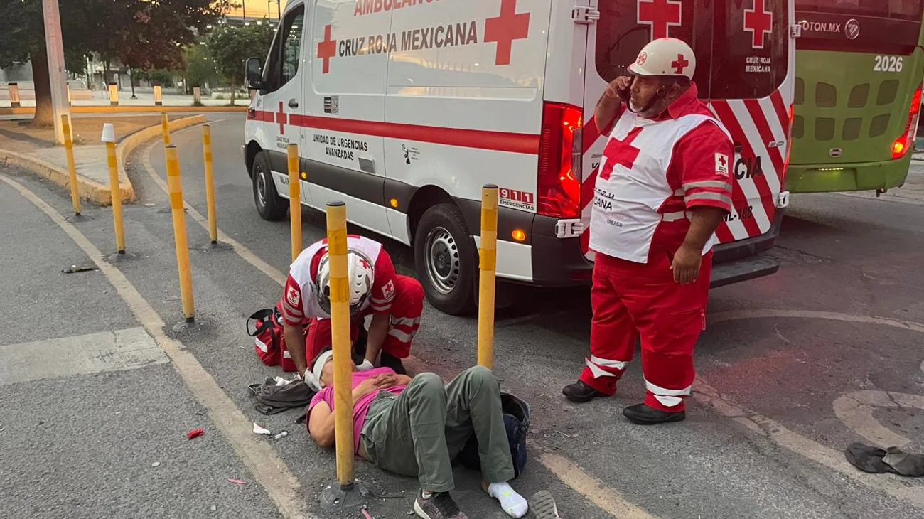 Arrolla camión urbano a mujer en la zona del Obelisco