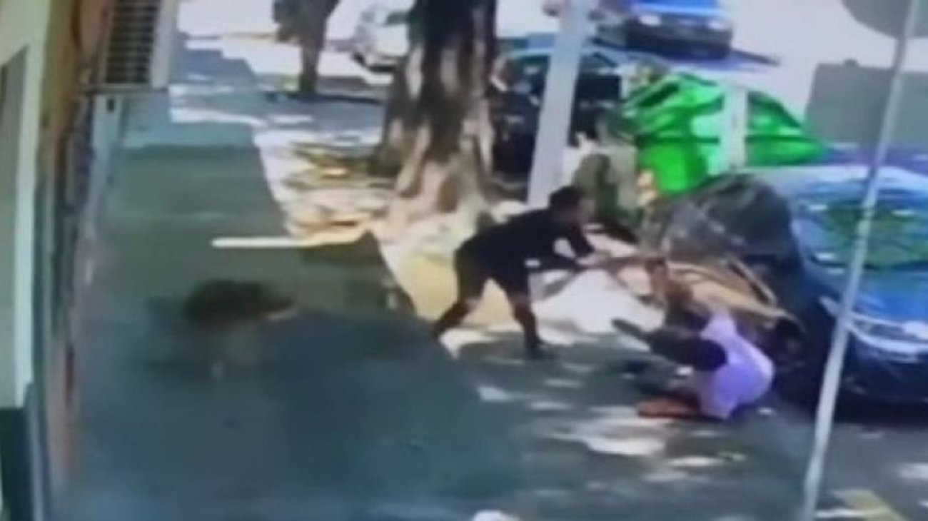 Mujer golpea a anciano por pedirle limpiar heces de su perro