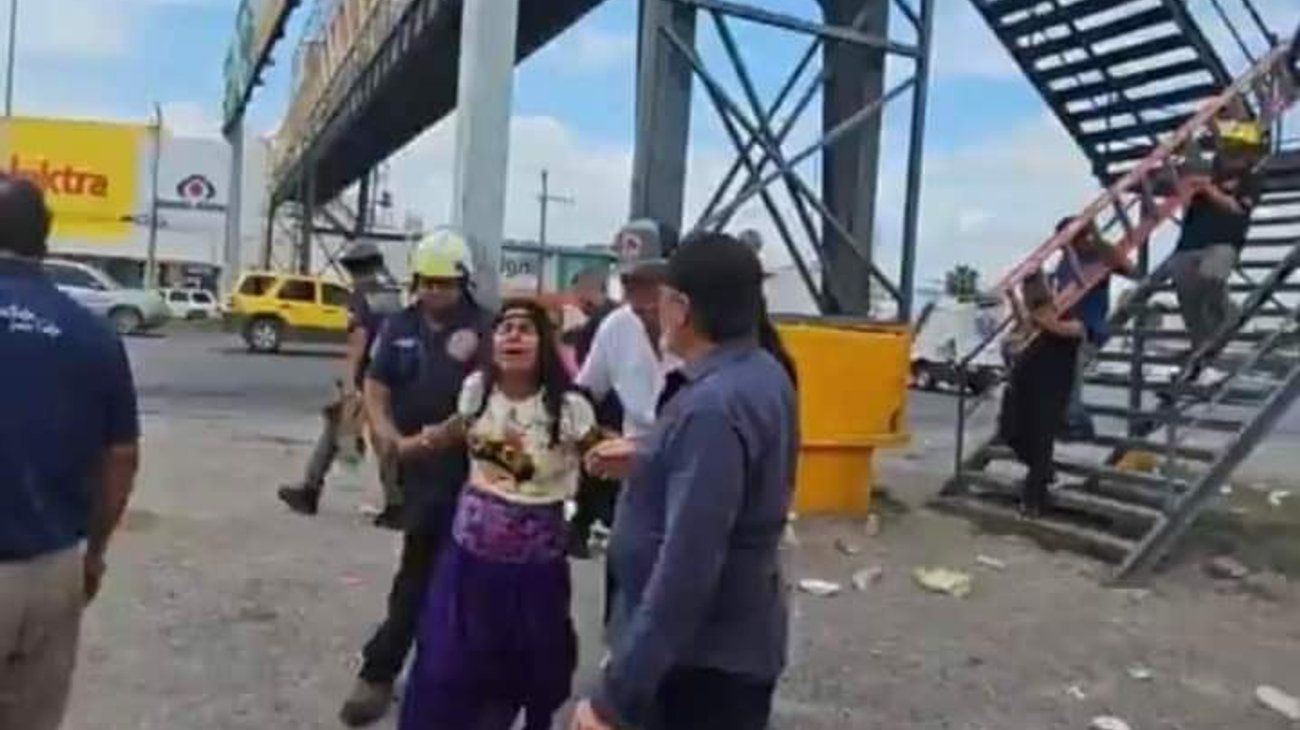 Rescatan a mujer que subió a parte alta de puente en Reynosa