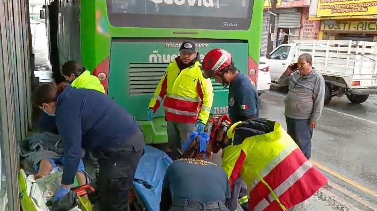 Arrolla a mujer una unidad de la Ecovía en Ruiz Cortines