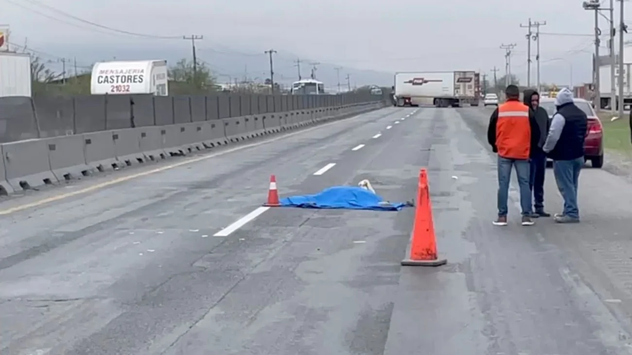 Muere mujer atropellada por auto sobre el Libramiento en Escobedo