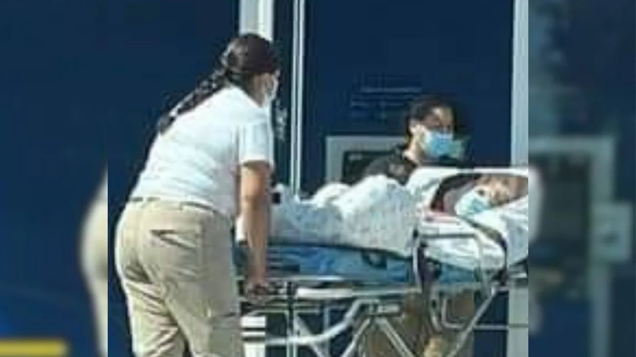 Abuelita es llevada en camilla a un banco en San Nicolás