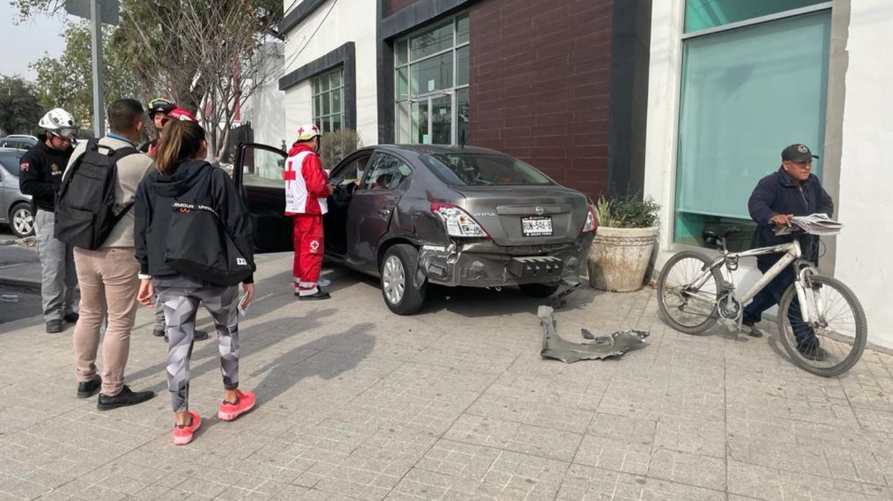 Impacta camioneta y se estrella contra funeraria
