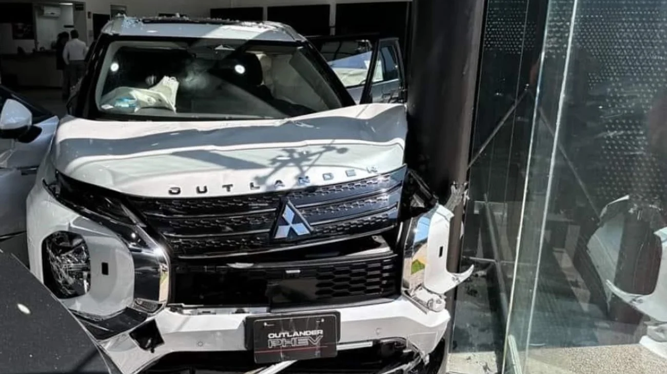 Mujer choca camioneta en agencia de autos en Tepic, Nayarit